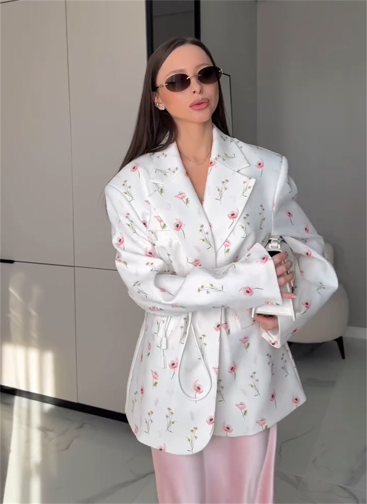 Street Fashion Winter 2025 - Damska marynarka z kwiatowym nadrukiem, zapinana