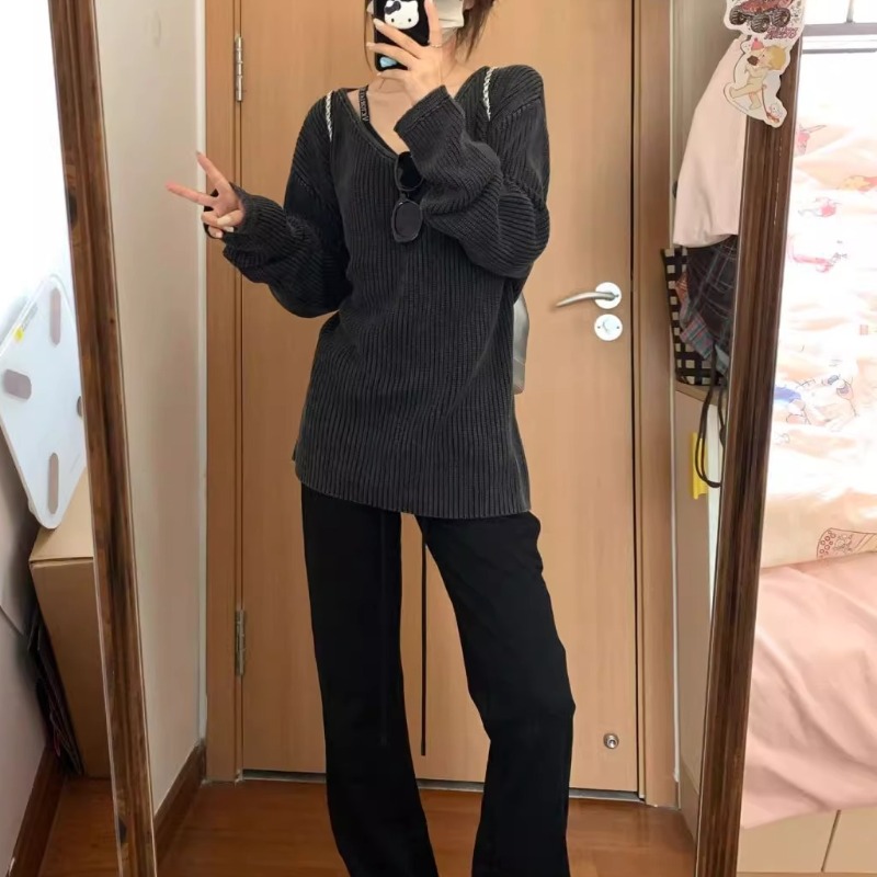Damski sweter z dekoltem w ser – Street Fashion Winter 2025 recenzja i cena