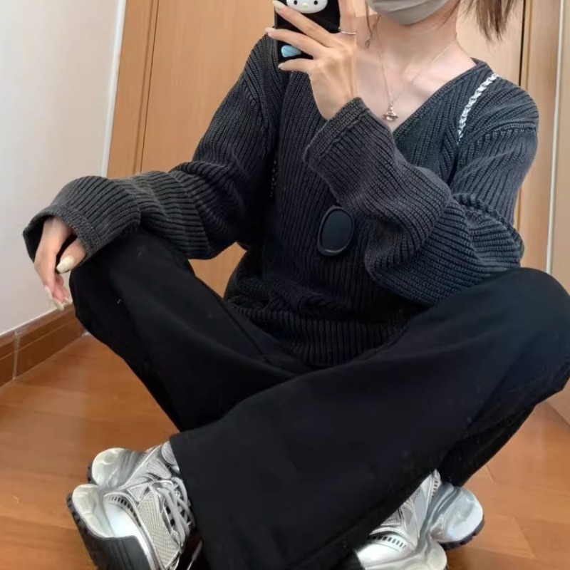 Damski sweter z dekoltem w ser – Street Fashion Winter 2025 recenzja i cena