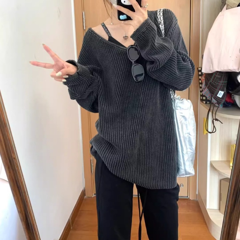 Damski sweter z dekoltem w ser – Street Fashion Winter 2025 recenzja i cena