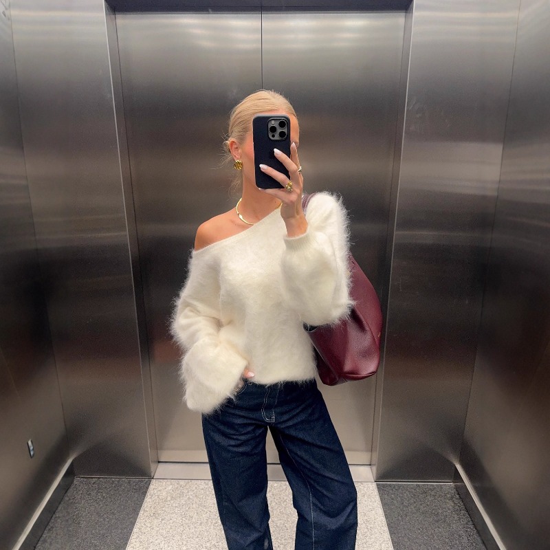 Damski sweter z odkrytymi rami – Street Fashion Winter 2025 recenzja i cena