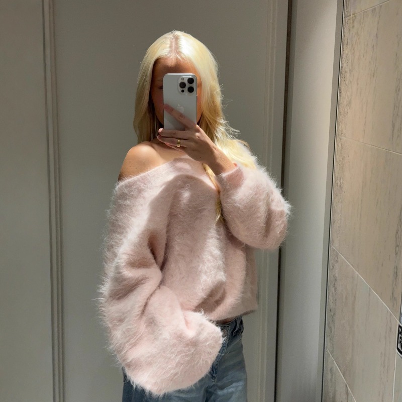 Damski sweter z odkrytymi rami – Street Fashion Winter 2025 recenzja i cena